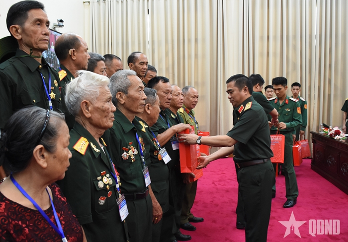 Bộ Quốc phòng gặp mặt, tặng quà người có công tỉnh Nghệ An vào tháng 6-2025. Ảnh minh họa: qdnd.vn