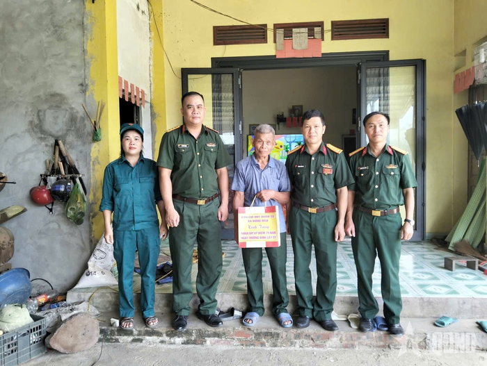 Cán bộ, chiến sĩ Ban CHQS xã Đông Ngũ (Bộ CHQS tỉnh Quảng Ninh) tặng quà hộ dân có hoàn cảnh khó khăn.