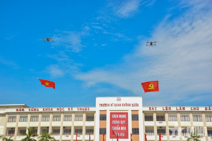 Trình diễn treo cờ Đảng, cờ Tổ quốc.
