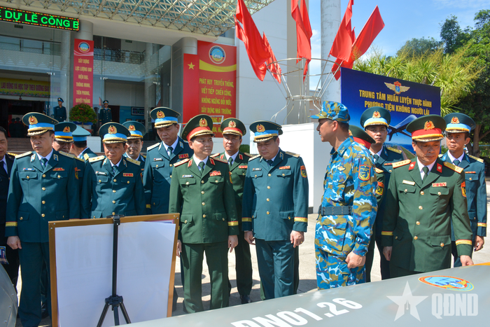 Thượng tướng Phạm Trường Sơn và các đại biểu nghe giới thiệu về phương tiện không người lái.