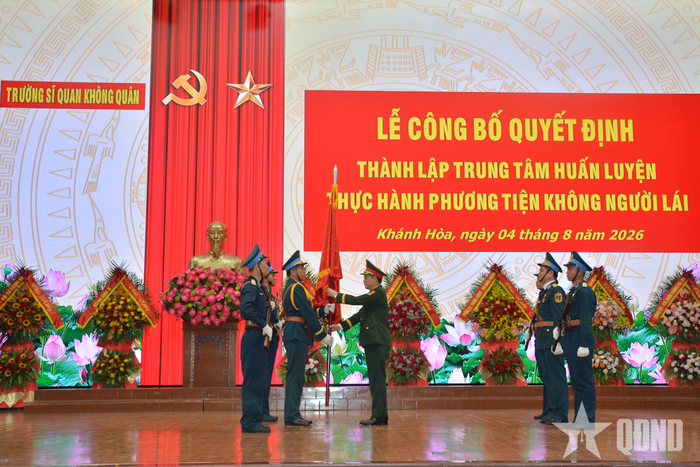 Thượng tướng Phạm Trường Sơn trao Quân kỳ Quyết thắng cho Trung tâm Huấn luyện thực hành phương tiện không người lái.