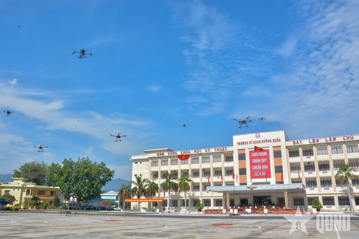 Các phương tiện không người lái hoàn thành nhiệm vụ đang trở lại vị trí ban đầu.