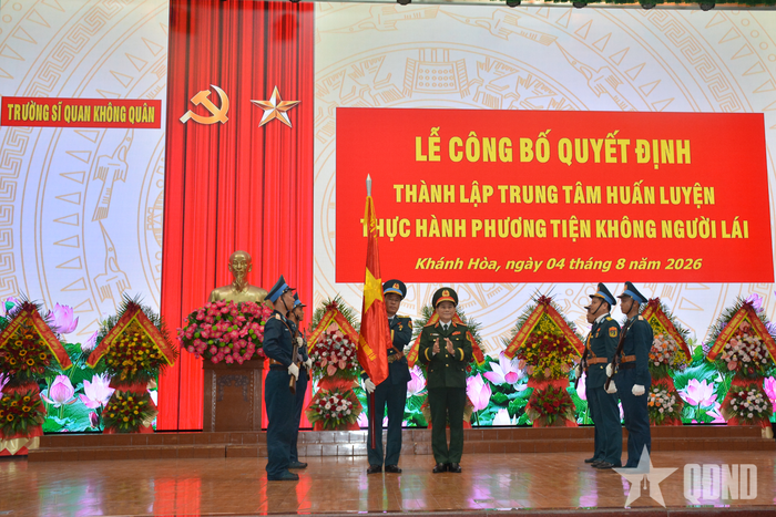 Thượng tướng Phạm Trường Sơn chúc mừng Trung tâm Huấn luyện thực hành phương tiện không người lái.