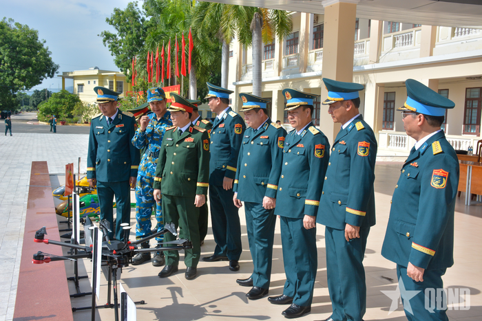 Các đại biểu tham quan phương tiện không người lái.