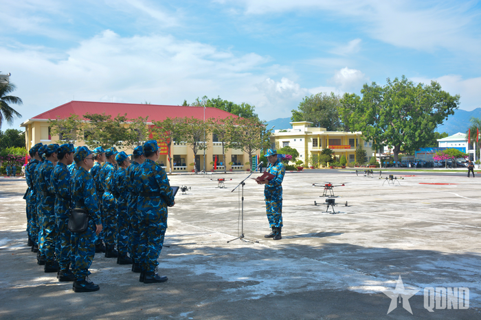 Chỉ huy giao nhiệm vụ thực hiện trình diễn phương tiện không người lái.