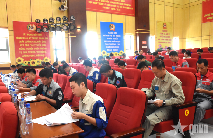 Các thí sinh thực hiện phần thi lý thuyết.