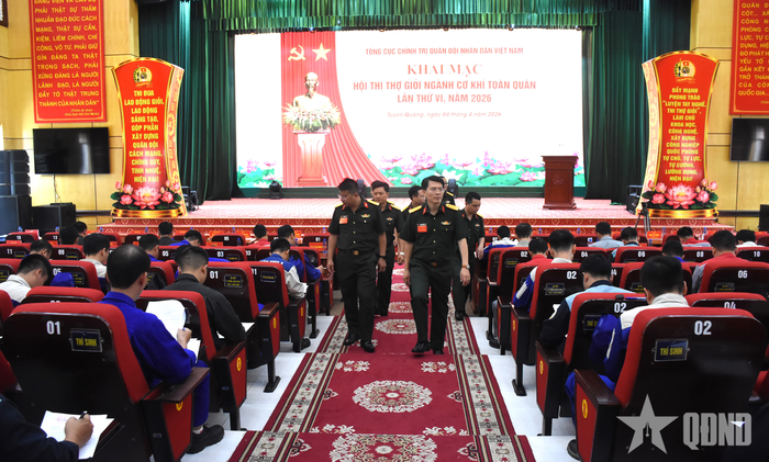 Ban tổ chức, Ban giám khảo kiểm tra, động viên các thí sinh trong phần thi lý thuyết.