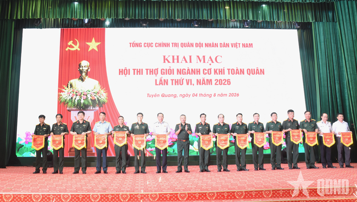 Thượng tướng Lê Quang Minh trao cờ lưu niệm tặng các đơn vị tham gia hội thi.