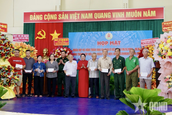 Trao quà hỗ trợ các nạn nhân chất độc da cam tại buổi họp mặt.