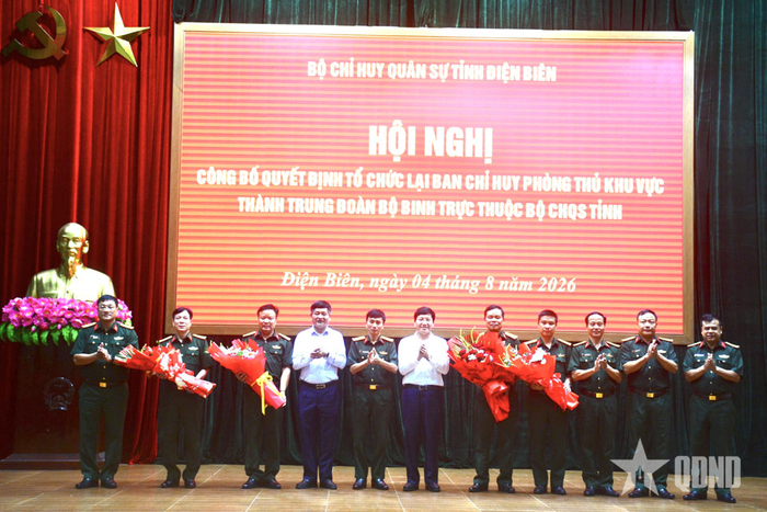  Lãnh đạo tỉnh Điện Biên tặng hoa chúc mừng chỉ huy hai trung đoàn mới được bổ nhiệm. 