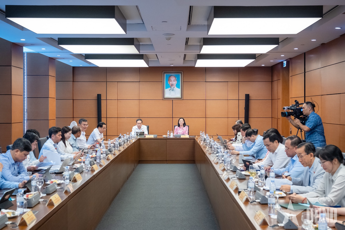 Quang cảnh phiên thảo luận tại tổ.