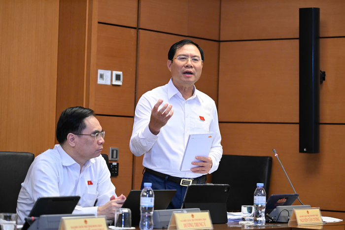 Đại tướng Nguyễn Tân Cương phát biểu thảo luận ở tổ tại Kỳ họp không thường lệ thứ nhất (Quốc hội khóa XVI), ngày 4-8. Ảnh: TRỌNG HẢI
