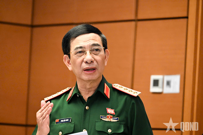  Đại tướng Phan Văn Giang tiếp thu ý kiến đại biểu Quốc hội. Ảnh: TRỌNG HẢI