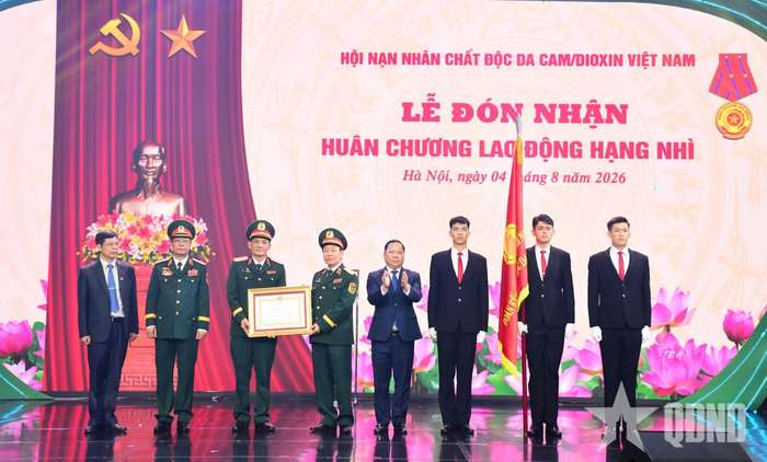 Thừa ủy quyền của Chủ tịch nước, đồng chí Nguyễn Phi Long trao Huân chương Lao động hạng Nhì tặng Hội NNCĐDC/dioxin Việt Nam. Ảnh: VŨ DUY