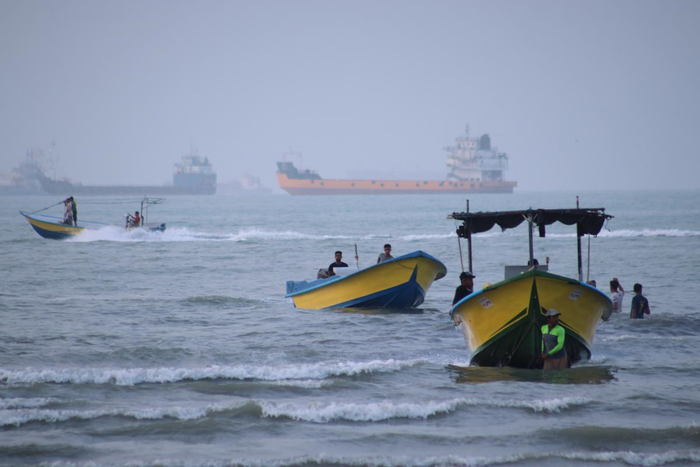  Những chiếc tàu chở hàng và các tàu thương mại khác neo đậu tại eo biển Hormuz ngoài khơi Bandar Abbas, Iran, ngày 27-7-2026. Ảnh: AP 