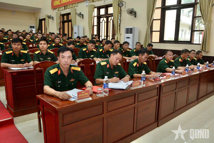 Các đại biểu nghe quán triệt quy chế, kế hoạch chấm thi.