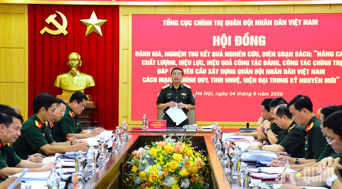  Thượng tướng Trương Thiên Tô chủ trì phiên họp. 