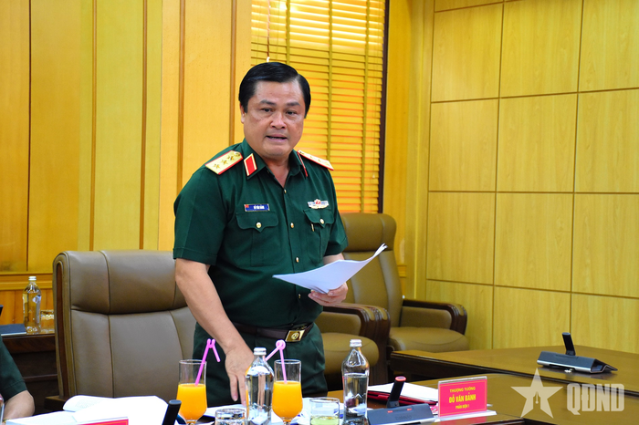 Thượng tướng Đỗ Văn Bảnh, Chính ủy Học viện Quốc phòng phát biểu. 