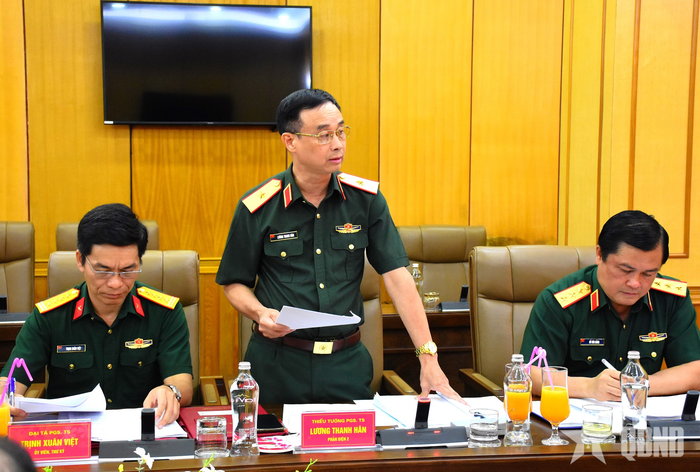  Thiếu tướng, PGS, TS Lương Thanh Hân, Hiệu trưởng Trường Sĩ quan Chính trị phát biểu. 