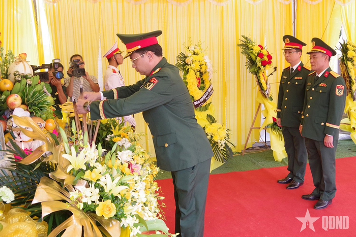 Đại tá Hoàng Văn Thuyết, Chính ủy Bộ CHQS tỉnh Quảng Ninh dâng hương tưởng niệm liệt sĩ Ngô Khang Cán.