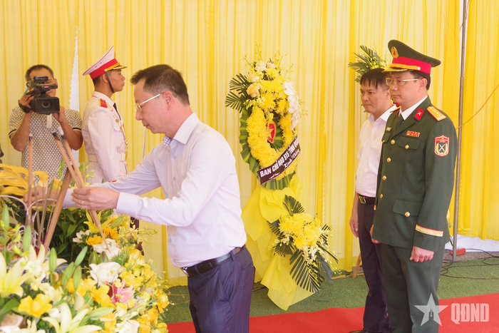 Đồng chí Lê Văn Ánh, Phó chủ tịch UBND tỉnh, Trưởng ban Chỉ đạo 515 tỉnh Quảng Ninh dâng hương tưởng niệm liệt sĩ Ngô Khang Cán.