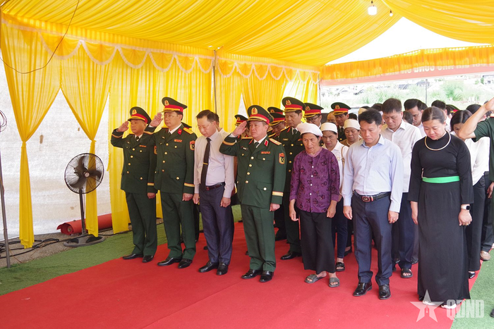 Các đại biểu tưởng nhớ công lao, sự hy sinh anh dũng của liệt sĩ Ngô Khang Cán.