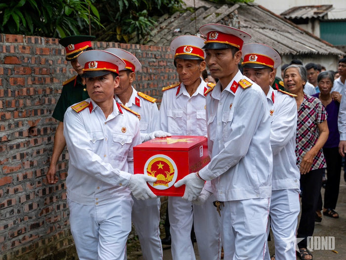 Hội hỗ trợ gia đình liệt sĩ Việt Nam và đại diện chính quyền, đoàn thể xã Chí Tiên (tỉnh Phú Thọ) đưa hài cốt liệt sĩ về quê hương.