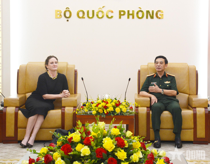 Đại tướng Phan Văn Giang tiếp Đại sứ Caroline Beresford.