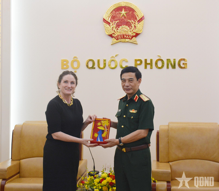 Đại tướng Phan Văn Giang trao quà tặng Đại sứ Caroline Beresford.
