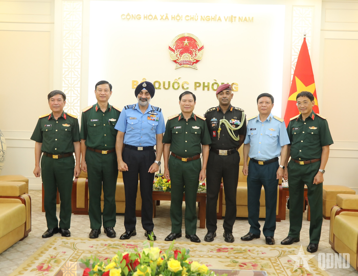 Đại tướng Nguyễn Tân Cương và Đại tướng AP Singh cùng các đại biểu.