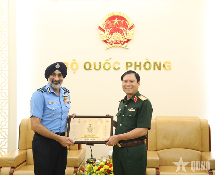Đại tướng Nguyễn Tân Cương và Đại tướng AP Singh trao tặng quà lưu niệm.