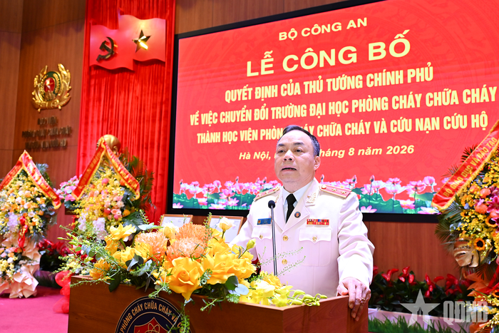  Trung tướng, PGS, TS Lê Quang Bốn, Giám đốc Học viện Phòng cháy chữa cháy và Cứu nạn cứu hộ phát biểu tại buổi lễ.