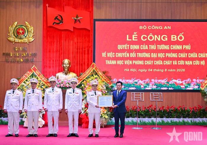  GS, TS Lê Quân, Thứ trưởng Bộ Giáo dục và Đào tạo trao Quyết định của Thủ tướng Chính phủ về việc chuyển đổi Trường Đại học Phòng cháy chữa cháy thành Học viện Phòng cháy chữa cháy và Cứu nạn cứu hộ. 