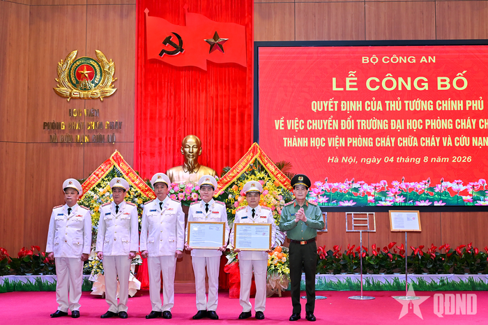  Thượng tướng Lê Quốc Hùng trao Quyết định của Bộ trưởng Bộ Công an cho lãnh đạo Học viện. 