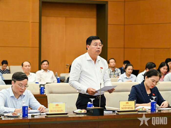 Bộ trưởng Bộ Nội vụ Nguyễn Tiến Hải báo cáo tại phiên họp. Ảnh: TRỌNG HẢI
