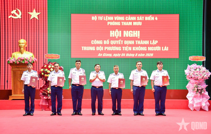  Đại tá Trần Nguyên Lai, Phó tư lệnh, Tham mưu trưởng BTL Vùng Cảnh sát biển 4 trao quyết định nhân sự cho Trung đội phương tiện không người lái. 