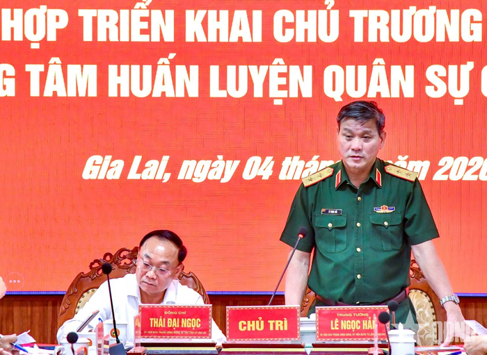Trung tướng Lê Ngọc Hải, Ủy viên Trung ương Đảng, Tư lệnh Quân khu 5 phát biểu tại hội nghị.