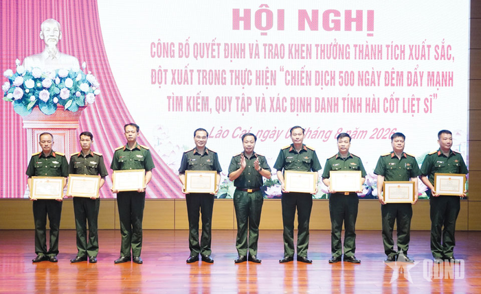 Quân khu 2 trao khen thưởng tặng các tập thể và cá nhân.