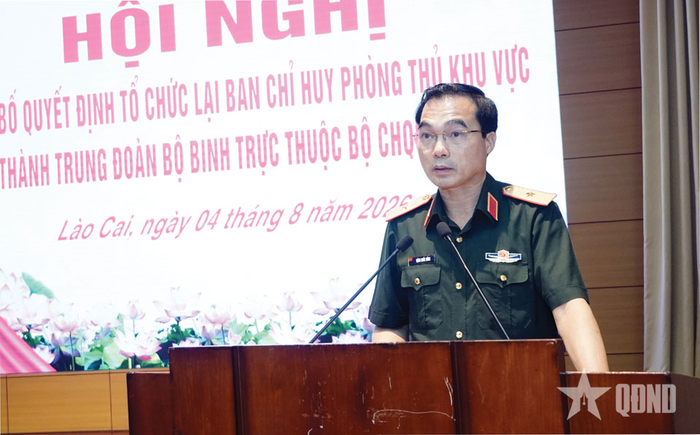 Thiếu tướng Đặng Quốc Đồng, Chỉ huy trưởng Bộ CHQS tỉnh Lào Cai phát biểu giao nhiệm vụ cho các đơn vị mới thành lập.