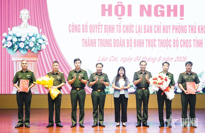 Lãnh đạo Quân khu 2 và tỉnh Lào Cai trao quyết định, tặng hoa chúc mừng chỉ huy các đơn vị mới thành lập. 
