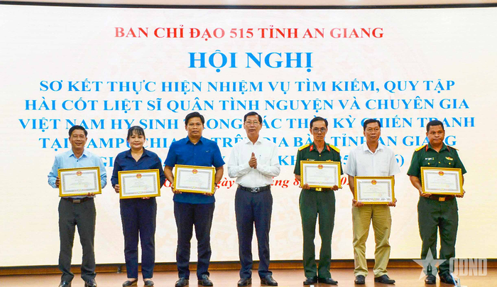 Đồng chí Lê Văn Phước, Phó chủ tịch UBND tỉnh An Giang trao khen thưởng cho 17 tập thể có thành tích xuất sắc trong thực hiện nhiệm vụ tìm kiếm, quy tập hài cốt liệt sĩ giai đoạn XXV (mùa khô 2025-2026).