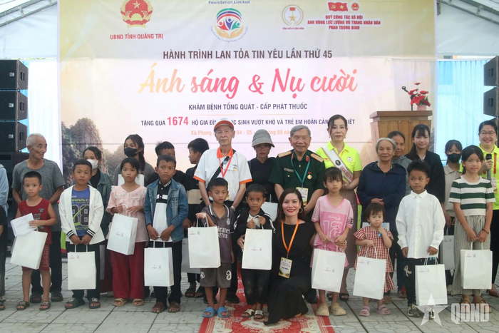 Ban tổ chức chương trình trao quà tặng các hộ gia đình có hoàn cảnh khó khăn và học sinh vượt khó trên địa bàn xã Phong Nha, tỉnh Quảng Trị.