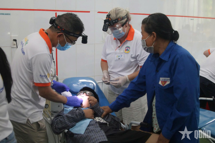 Lực lượng y tế khám bệnh, tư vấn sức khỏe, cấp phát thuốc miễn phí cho người dân xã Phong Nha, tỉnh Quảng Trị. 
