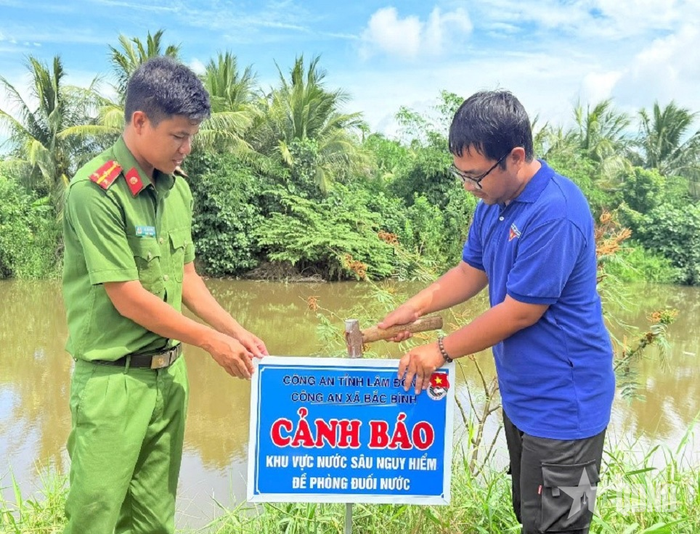  Cắm biển cảnh báo nguy hiểm đề phòng đuối nước. Ảnh: Công an xã Bắc Bình, tỉnh Lâm Đồng