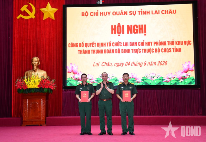 Đại tá Đặng Vĩnh Thụy, Chỉ huy trưởng Bộ CHQS tỉnh Lai Châu trao quyết định cho các đơn vị.