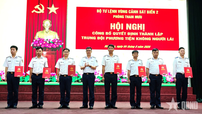  Đại tá Nguyễn Minh Khánh, Phó tư lệnh, Tham mưu trưởng Bộ tư lệnh Vùng Cảnh sát biển 2 trao quyết định cho cán bộ, nhân viên Trung đội Phương tiện không người lái. 