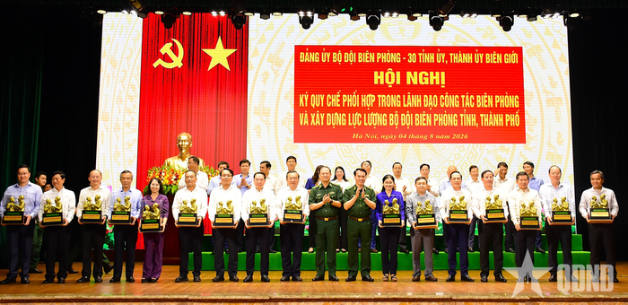 Đảng ủy Bộ đội Biên phòng tặng quà các tỉnh ủy, thành ủy biên giới.