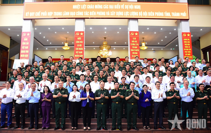 Các đại biểu chụp ảnh chung.