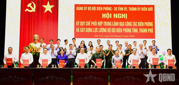 Lãnh đạo Đảng ủy Bộ đội Biên phòng và lãnh đạo các tỉnh ủy, thành ủy biên giới ký quy chế phối hợp.