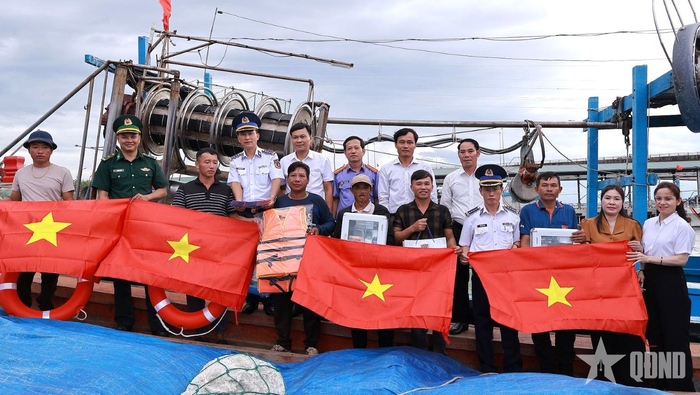  Đoàn công tác Bộ tư lệnh Vùng Cảnh sát biển 2 phối hợp cùng chính quyền địa phương trao tặng quà, cờ Tổ quốc và áo phao cho ngư dân tại cảng cá Cửa Việt. 